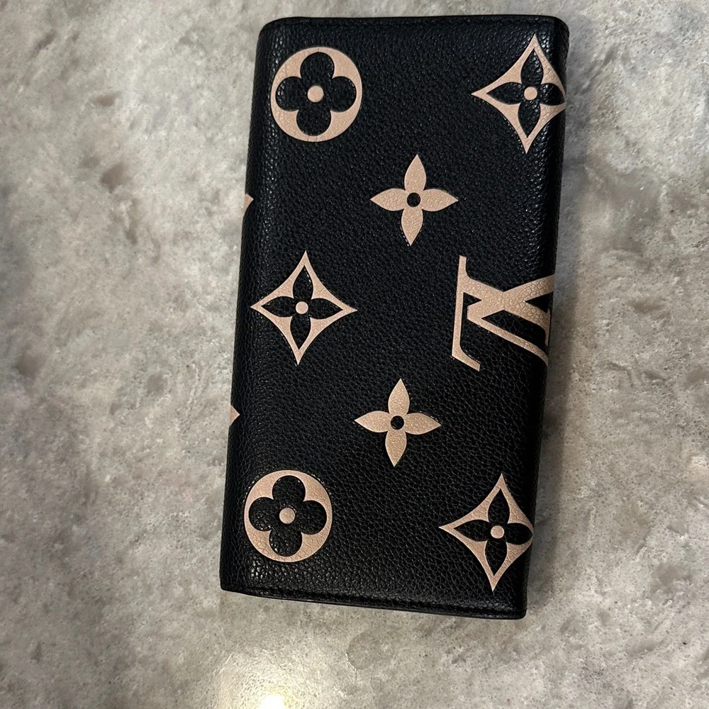 NWOT Authenticated Louis Vuitton Black and Cream Monogram Sarah Wallet - Picture 2 of 9